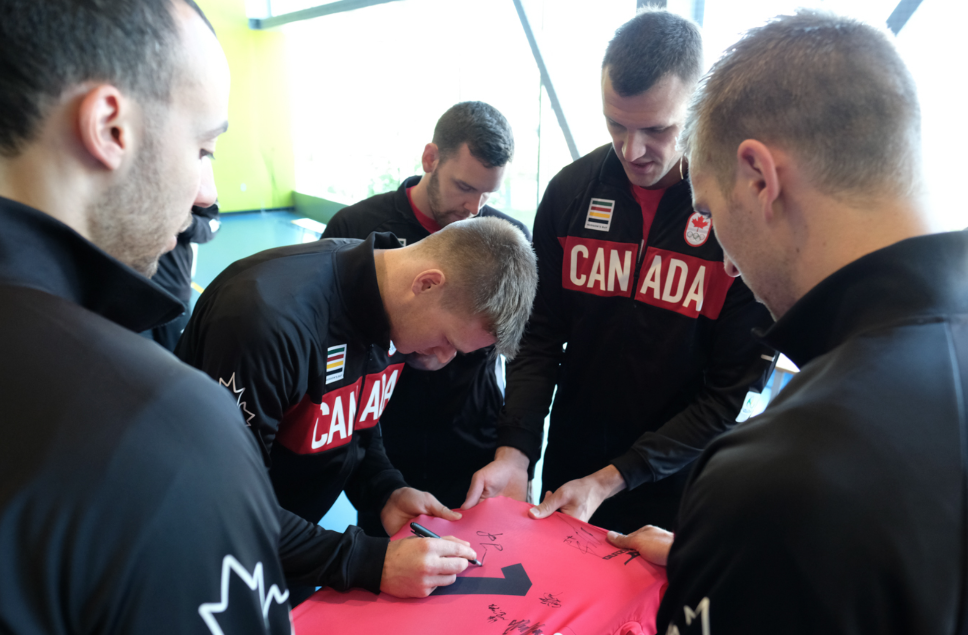 L'équipe canadienne de volleyball signe des autographes après leur nomination le le 22 juillet 2016, à Gatineau. (Thomas Skrlj/COC)