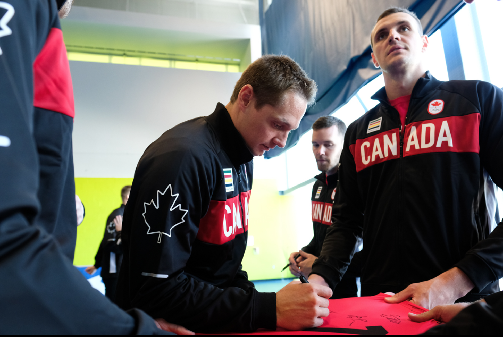 L'équipe canadienne de volleyball signe des autographes après leur nomination le le 22 juillet 2016, à Gatineau. (Thomas Skrlj/COC)