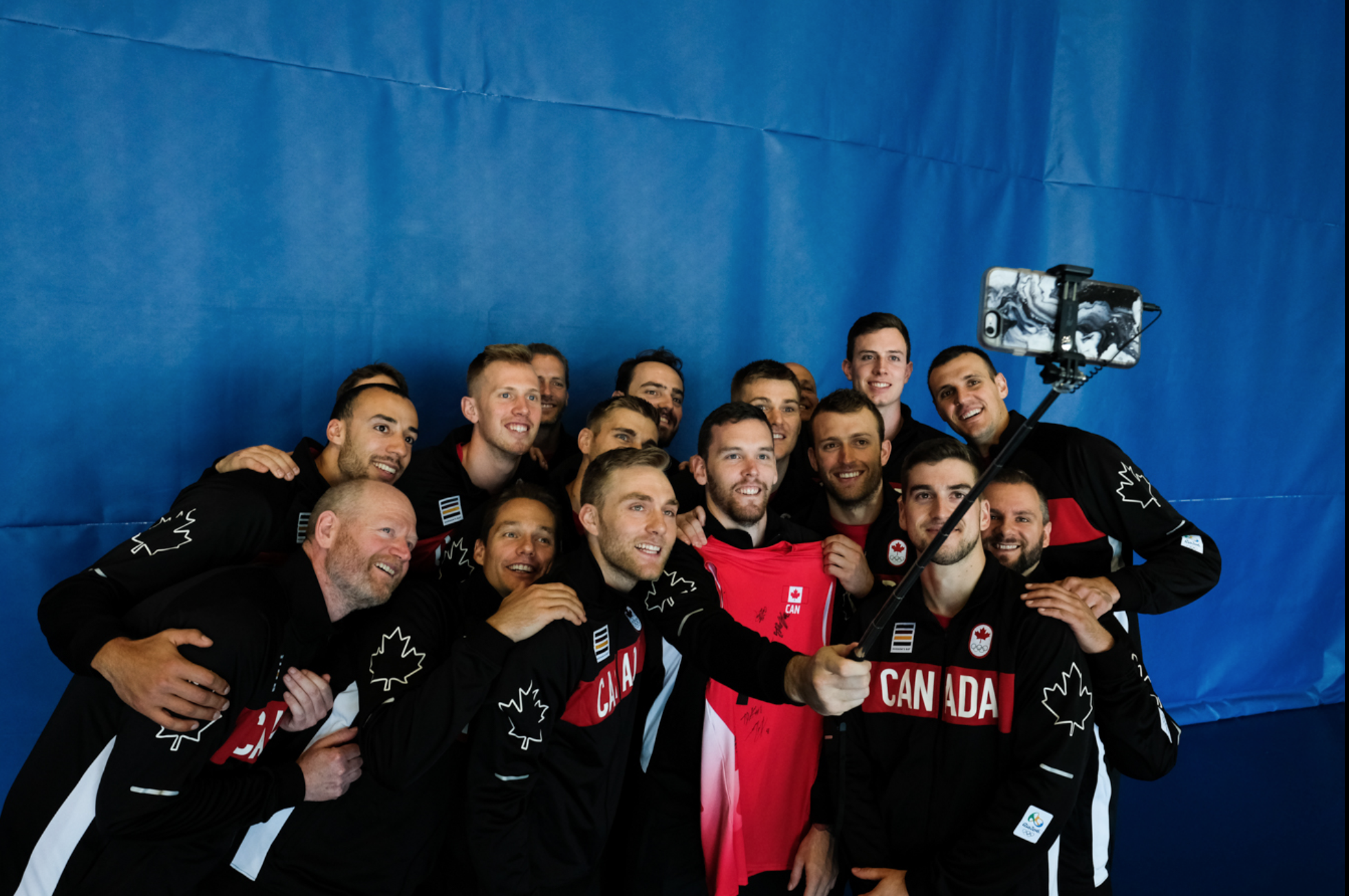 L'équipe de volleyball prenant un selfie après l'annonce, le 22 juillet 2016, à Gatineau. (Thomas Skrlj/COC)