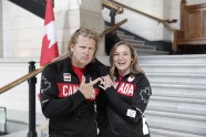 Le chef de Mission Curt Harnett et Rosie MacLennan lors du dévoilement du porte-drapeau à la Colline du parlement, le 21 juillet 2016 à Ottawa.