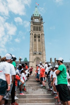 Beaucoup de partisans s'étaient rassemblés devant la Colline du parlement pour l'occasion.