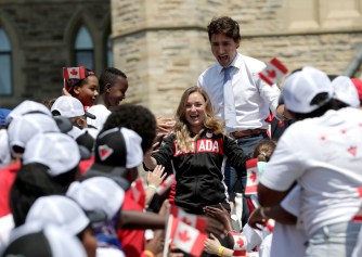 Rosie MacLennan et le premier ministre Justin Trudeau lors du dévoilement du porte-drapeau à la Colline du parlement, le 21 juillet 2016 à Ottawa.