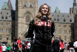 Rosie MacLennan lors du dévoilement du porte-drapeau à la Colline du parlement, le 21 juillet 2016 à Ottawa.