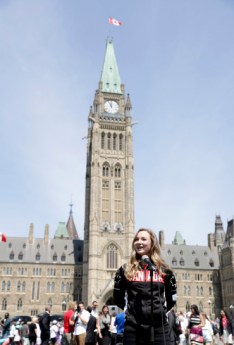 Rosie MacLennan lors du dévoilement du porte-drapeau à la Colline du parlement, le 21 juillet 2016 à Ottawa.