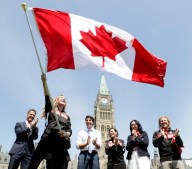 Rosie MacLennan lors du dévoilement du porte-drapeau à la Colline du parlement, le 21 juillet 2016 à Ottawa.