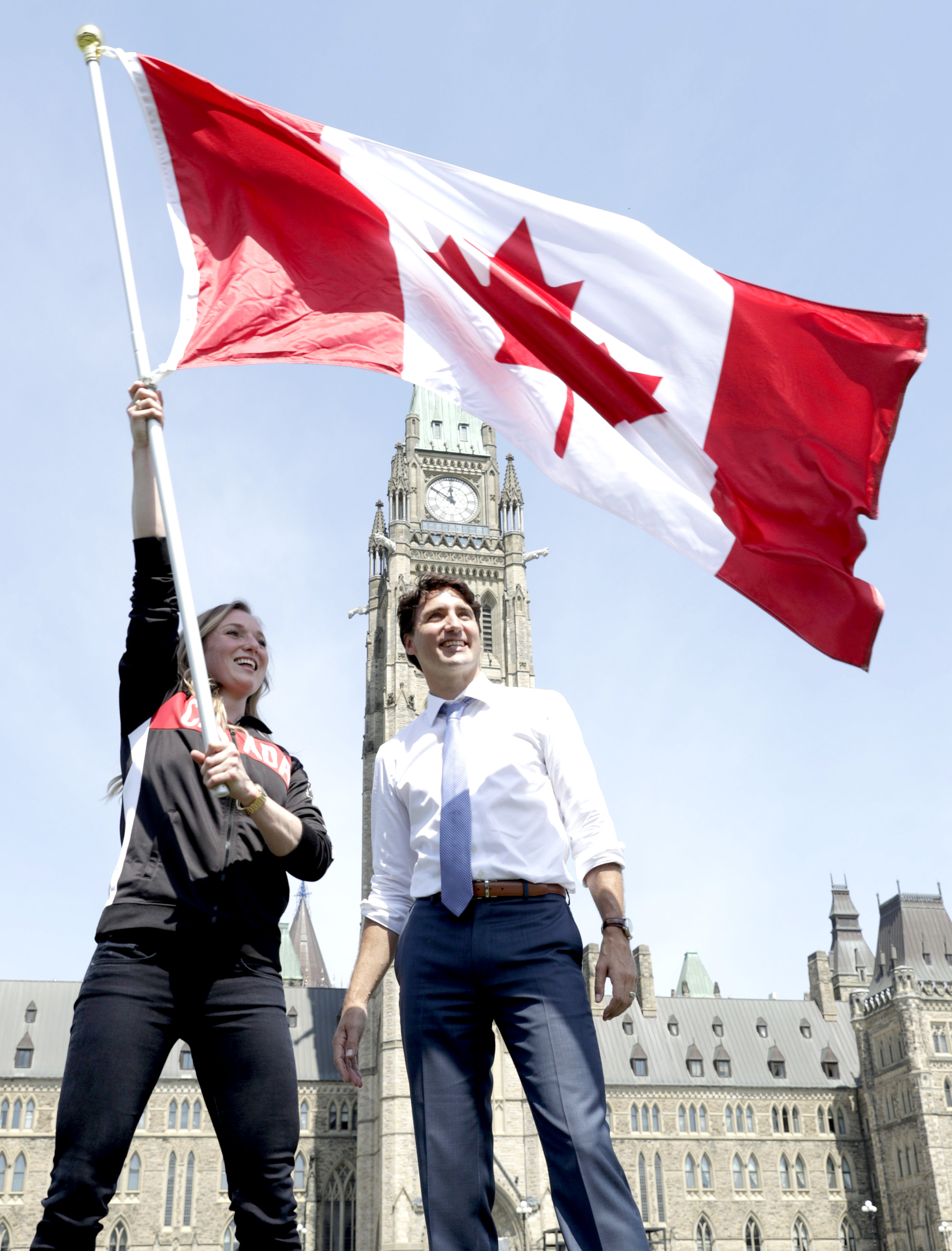 Rosie MacLennan et le premier ministre Justin Trudeau lors du dévoilement du porte-drapeau à la Colline du parlement, le 21 juillet 2016 à Ottawa.