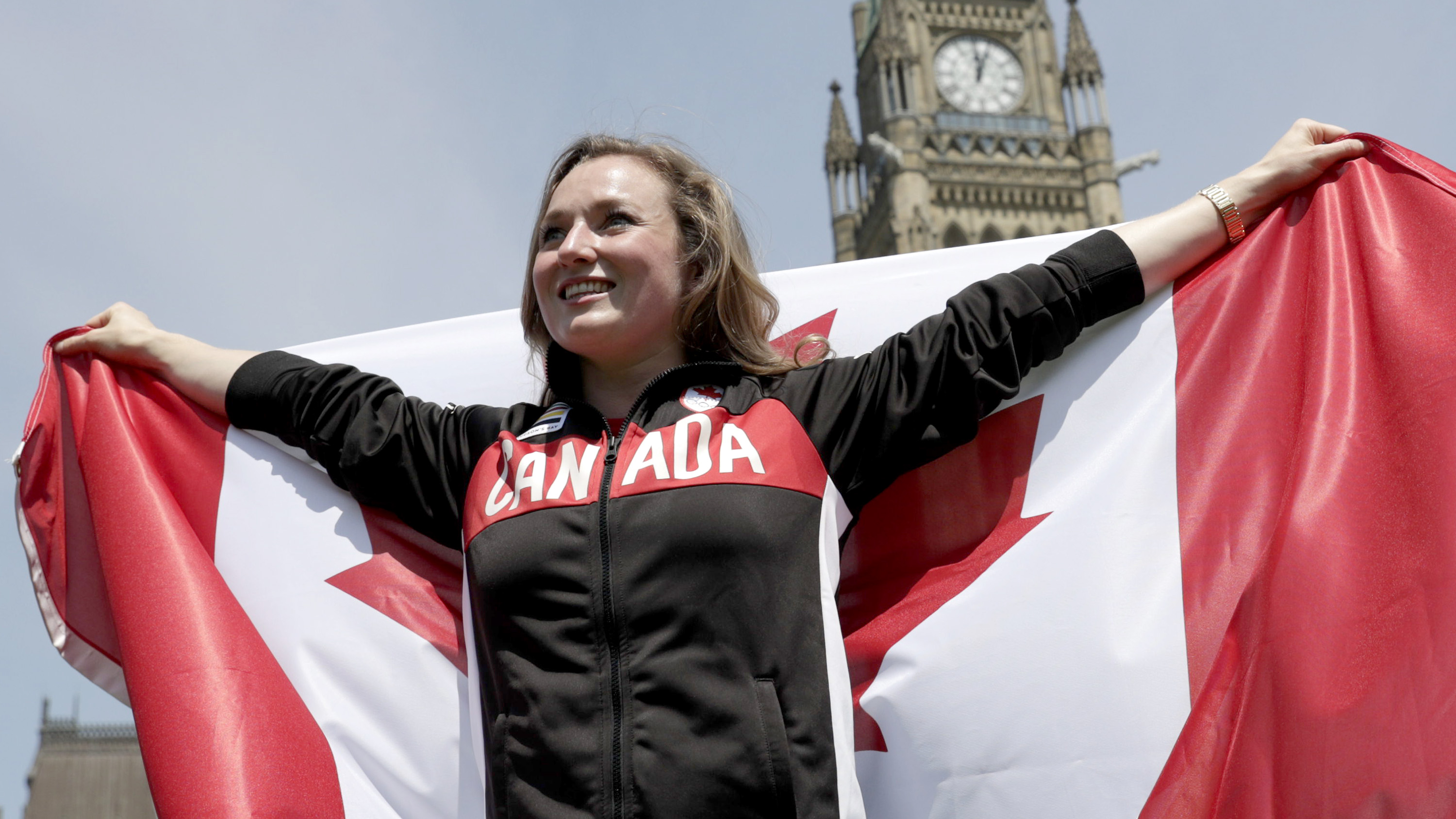 Rosie MacLennan lors du dévoilement du porte-drapeau à la Colline du parlement, le 21 juillet 2016 à Ottawa.