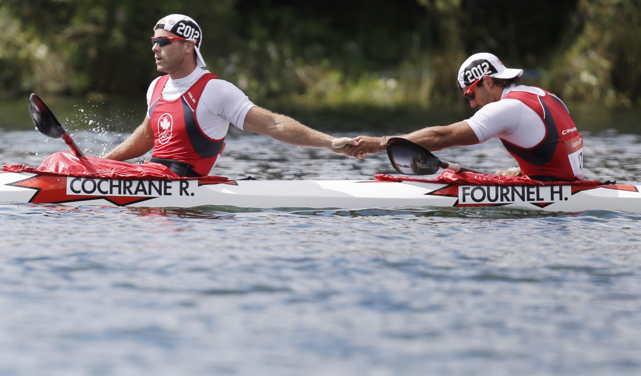Les Canadiens Ryan Cochrane et Hugues Fournel après la demi-finale du K-2 1000 m aux Jeux de Londres en 2012. (AP Photo/Natacha Pisarenko)