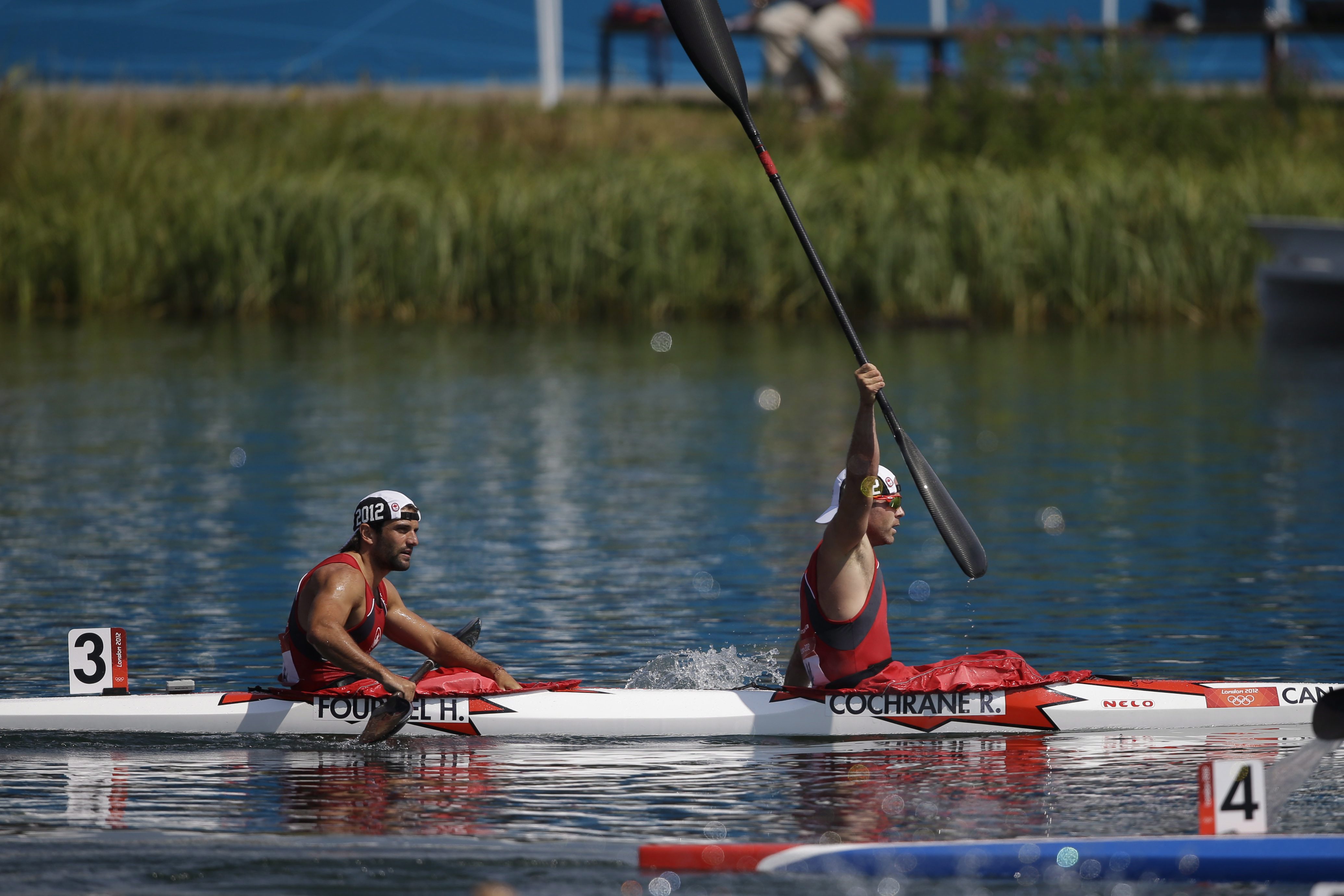 Ryan Cochrane et Hugues Fournel célèbrent leur victoire lors de la demi-finale du K-2 200 m aux Jeux de Londres en 2012. (AP Photo/Chris Carlson)