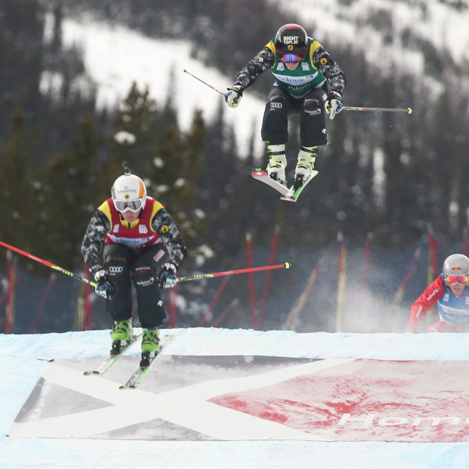 Marielle Thompson, Georgia Simmerling Georgia Simmerling (au deuxième rang) derrière Marielle Thompson à la Coupe du monde de Nakiska en 2014.