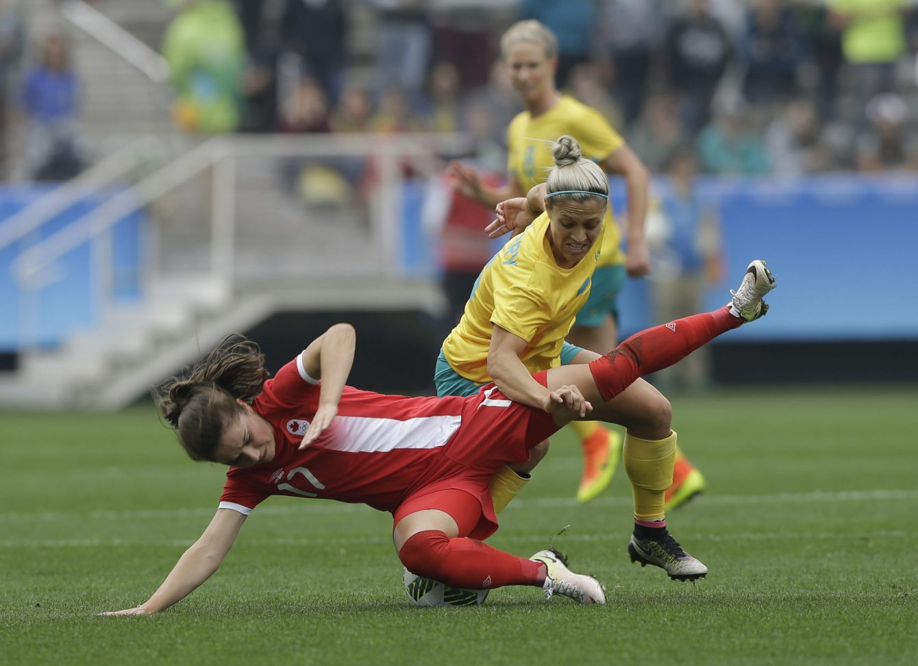 Jessie Fleming et l'Australienne Katrina Gorrie luttent pour le ballon aux Jeux olympiques de 2016, le 3 août 2016 à São Paulo. (AP Photo/Nelson Antoine)