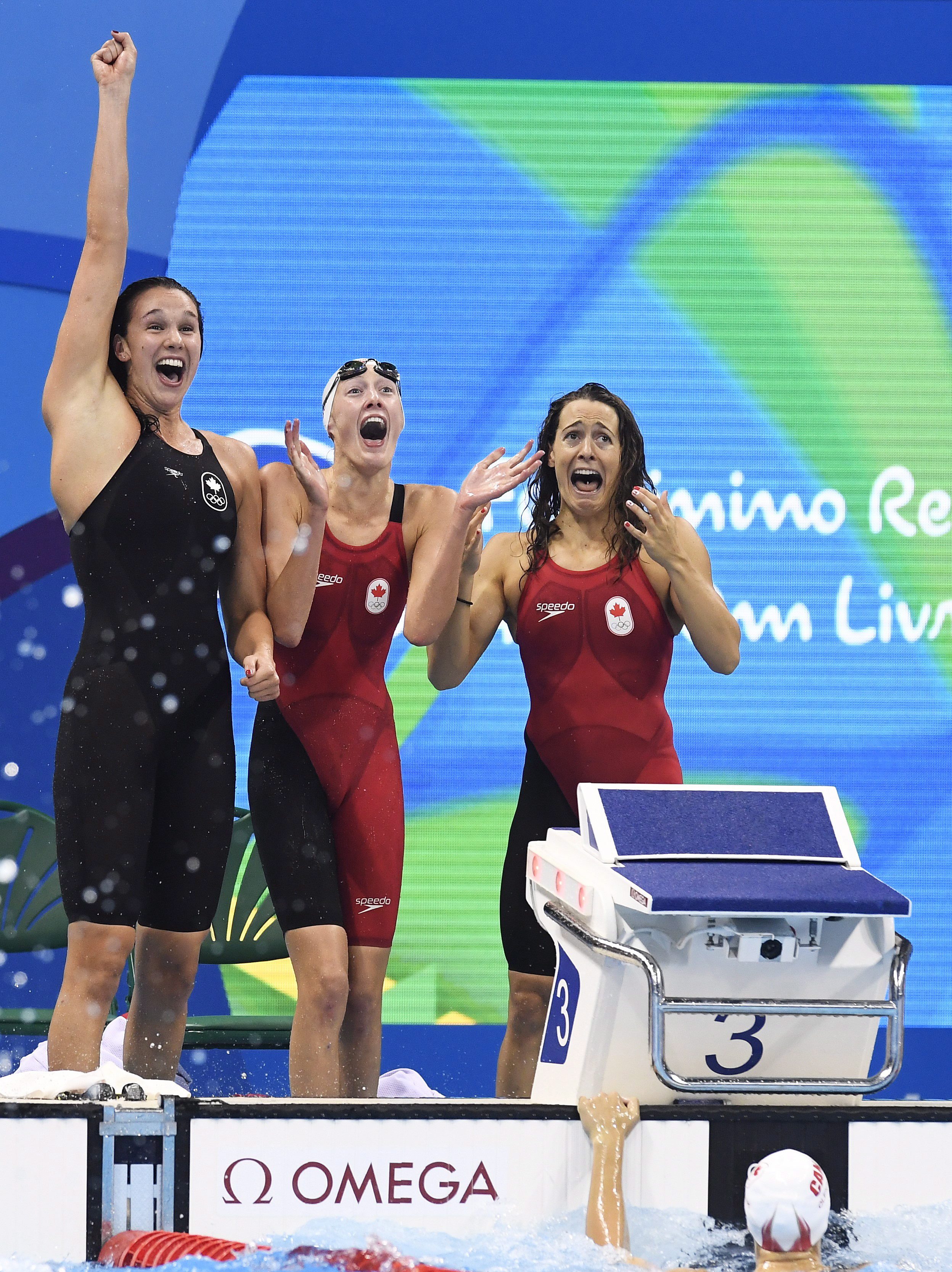 Les réactions de Chantal Van Langehem, Taylor Ruck et Sandrine Mainville lors de la finale du relais 4x100 m féminin à Rio 2016.