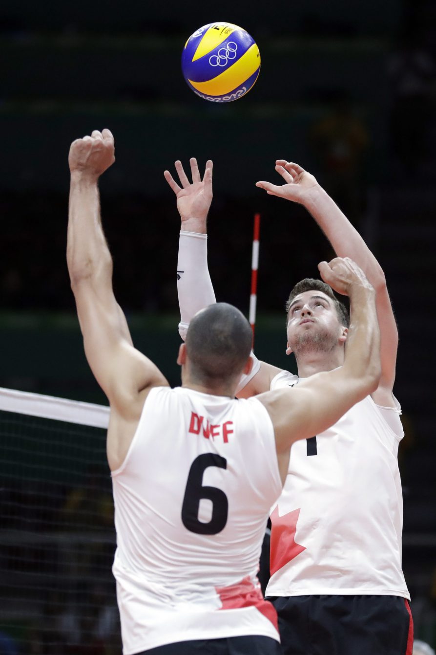 L'équipe canadien de volleyball masculin, Rio 2016. 7 août 2016. Photo du AP/Jeff Roberson