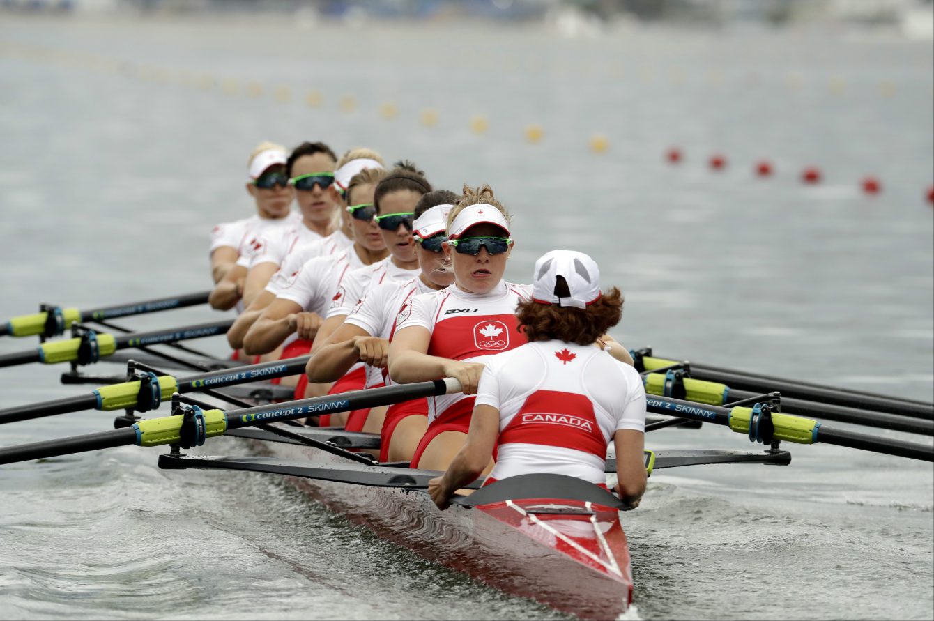 Cristy Nurse, Lisa Roman, Antje von Seydlitz-Kurzbach, Christine Roper, Lauren Wilkinson, Susanne Grainger, Natalie Mastracci, Caileigh Filmer et Lesley Thompson-Willie - Huit de pointe féminin lors de la ronde de qualification aux Jeux olympiques de 2016, à Rio. (AP Photo/Andre Penner)