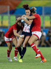 La Britannique Joanne Watermore est percutée par Kayla Moleschi (gauche) et Kelly Russell durant le match de la médaille de bronze du rugby à sept des Jeux de Rio. 8 août 2016. (AP Photo/Themba Hadebe)