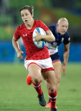 La Canadienne Ghislaine Landry échappe à Heather Fisher pour marquer le dernier essai du Canada, lors du match de la médaille de bronze du rugby à sept féminin, face à la Grande-Bretagne aux Jeux de Rio. 8 août 2016. (AP Photo/Themba Hadebe)