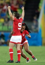 Charity Williams (droite) célèbre avec Ghislaine Landre (9) après la victoire du Canada lors du match de la médaille de bronze face à la Grande-Bretagne. 8 août 2016. (AP Photo/Themba Hadebe)