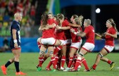 Les joueuses du Canada célèbrent après avoir remporté la médaille de bronze face à la Grande-Bretagne aux Jeux de Rio. 8 août 2016 (AP Photo/Themba Hadebe)