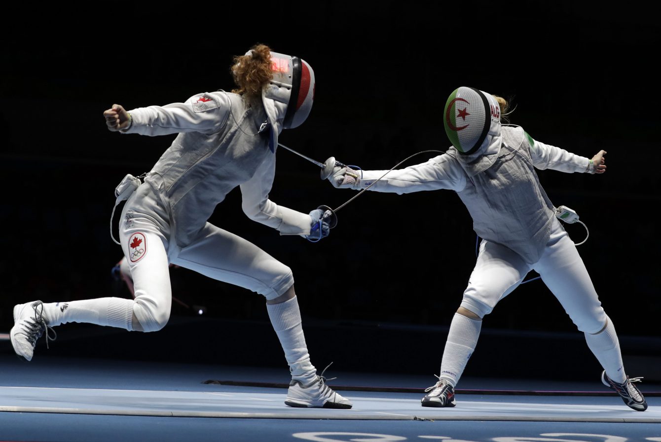 Eleanor Harvey lors de son duel de deuxième tour contre l’Algérienne Anissa Khelfaoui à l’épreuve du fleuret individuel aux Jeux olympiques de 2016, à Rio. (AP Photo/Andrew Medichini)