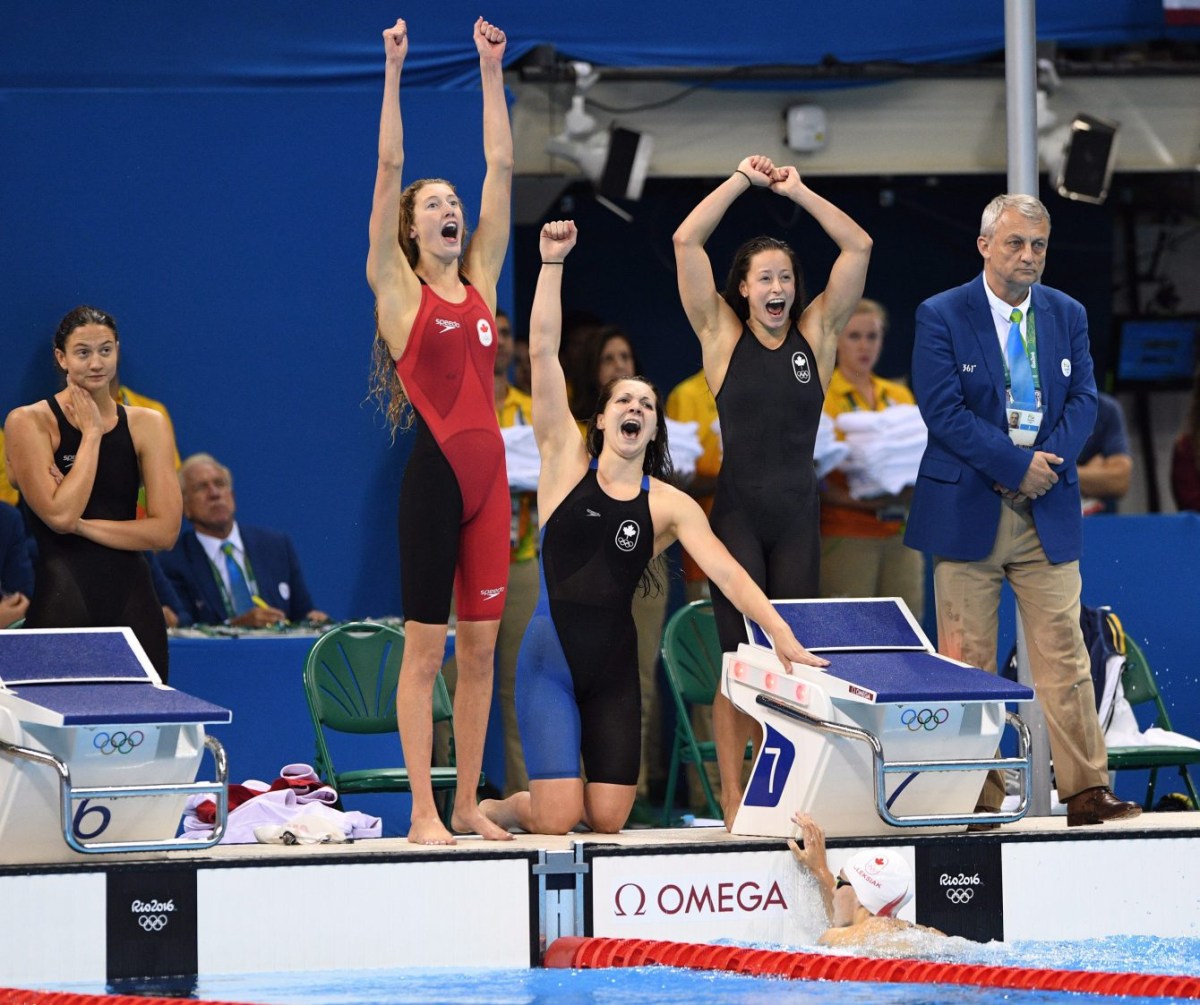 Le quatuor formé de Katerine Savard, Taylor Ruck, Brittany MacLean et Penny Oleksiak obtient le bronze au relais féminin 4x200 m aux Jeux olympiques de Rio, le 10 août 2016. (COC / Steve Boudreau)