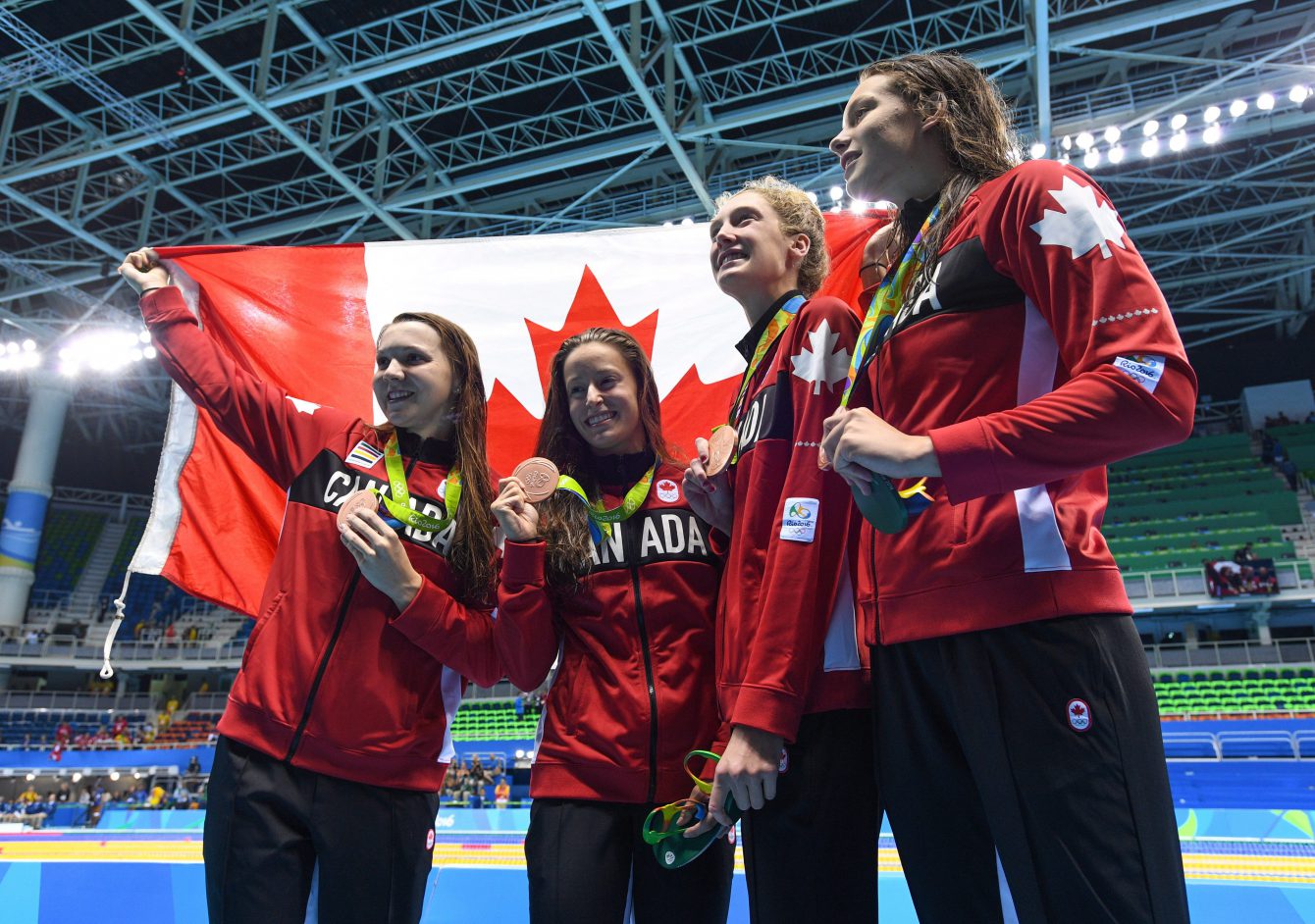 Le quatuor formé de Katerine Savard, Taylor Ruck, Brittany MacLean et Penny Oleksiak obtient le bronze au relais féminin 4x200 m aux Jeux olympiques de Rio, le 10 août 2016. (COC / Steve Boudreau)