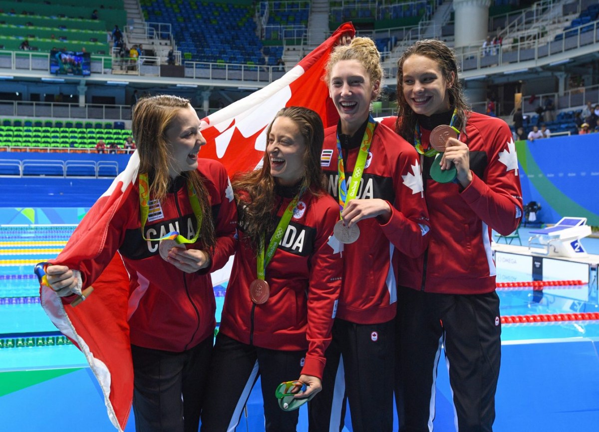 Le quatuor formé de Katerine Savard, Taylor Ruck, Brittany MacLean et Penny Oleksiak obtient le bronze au relais féminin 4x200 m aux Jeux olympiques de Rio, le 10 août 2016. (COC / Steve Boudreau)