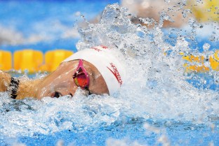 Penny Oleksiak nage vers la médaille d'or au 100 m style libre aux Jeux de Rio. 11 août 2016. Presse canadienne/Sean Kilpatrick