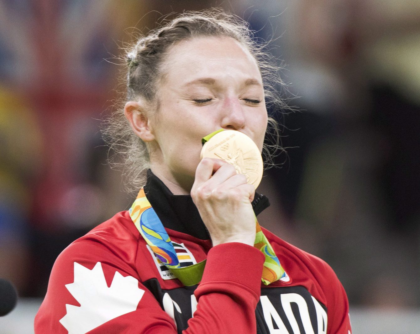 Rosie MacLennan et sa médaille d'or à la trampoline aux Jeux de Rio. 12 août 2016.Presse canadienne/Ryan Remiorz