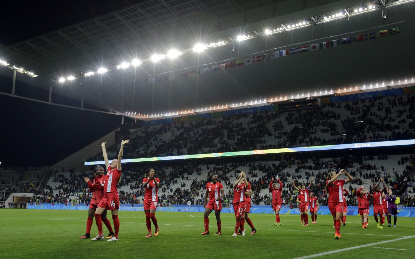 Les canadiennes saluent la foule lors de leur match contre la France en quarts de finale du tournoi féminin aux Jeux olympiques de Rio, le 12 août 2016.(AP Photo/Nelson Antoine)