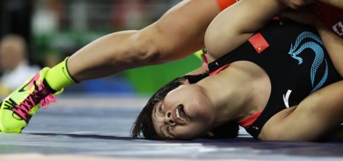 Erica Wiebe se bat contre la Chinoise Zhou Feng en lutte féminine, au Stade Carioca, aux Jeux olympiques de Rio le 18 août 2016. (AP Photo/Markus Schreiber)
