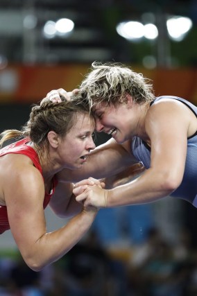 Erica Wiebe se bat contre l'Allemande Maria Selmaier en lutte féminine, au Stade Carioca, aux Jeux olympiques de Rio le 18 août 2016. (AP Photo/Markus Schreiber)