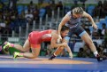 Erica Wiebe se bat contre l'Allemande Maria Selmaier en lutte féminine, au Stade Carioca, aux Jeux olympiques de Rio le 18 août 2016. (AP Photo/Markus Schreiber)