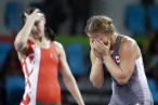 Erica Wiebe après avoir battu la Biélorusse Vasilisa Marzaliuk en lutte féminine, au Stade Carioca, aux Jeux olympiques de Rio le 18 août 2016. (AP Photo/Markus Schreiber)