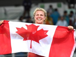Erica Wiebe montre le drapeau canadien