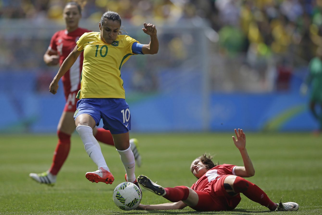 Marta du Brésil, à gauche et Jessie Fleming du Canada se battent pour le ballon lors du match de médaille de bronze du tournoi de soccer féminin des Jeux de Rio 2016 à Sao Paulo, vendredi le 19 août 2016. (AP Photo/Nelson Antoine)