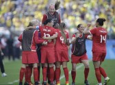 Les joueuses canadiennes célèbrent après le but de Christine Sinclair lors du match de médaille de bronze du tournoi olympique de soccer féminin des Jeux de Rio 2016 à Sao Paulo, vendredi le 19 août 2016. (AP Photo/Nelson Antoine)
