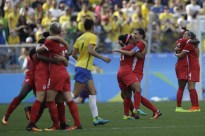 Les joueuses canadiennes célèbrent leur victoire du match de la médaille de bronze contre le Brésil au tournoi olympique de soccer féminin des Jeux de Rio 2016 à Sao Paulo, vendredi le 19 août 2016. (AP Photo/Nelson Antoine)