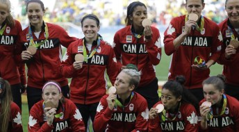 Les joueuses canadiennes reçoivent leur médaille de bronze suite à une victoire contre le Brésil au tournoi olympique de soccer féminin des Jeux de Rio 2016 à Sao Paulo.