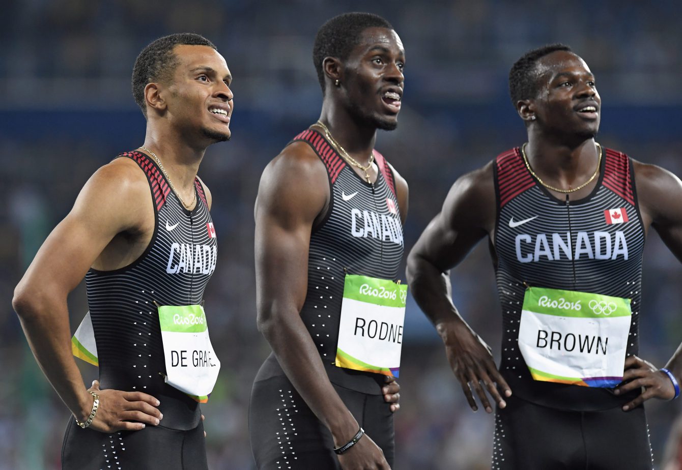Andre De Grasse, Brendon Rodney et Aaron Brown suite à la finale olympique du relais 4x100 m Rio de Janeiro, le 19 août 2016. Le Canada y a gagné le bronze. THE CANADIAN PRESS/Frank Gunn