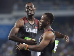 Akeem Haynes et Brendon Rodney célèbrent suite à la finale olympique du relais 4x100 m Rio de Janeiro, le 19 août 2016. Le Canada y a gagné le bronze. THE CANADIAN PRESS/Frank Gunn