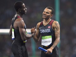 Andre De Grasse et Brendon Rodney célèbrent suite à la finale olympique du relais 4x100 m Rio de Janeiro, le 19 août 2016. Le Canada y a gagné le bronze. THE CANADIAN PRESS/Frank Gunn