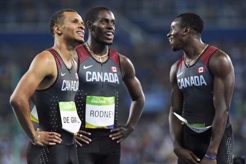 Andre De Grasse, Brendon Rodney et Aaron Brown suite à la finale olympique du relais 4x100 m Rio de Janeiro, le 19 août 2016. Le Canada y a gagné le bronze. THE CANADIAN PRESS/Frank Gunn