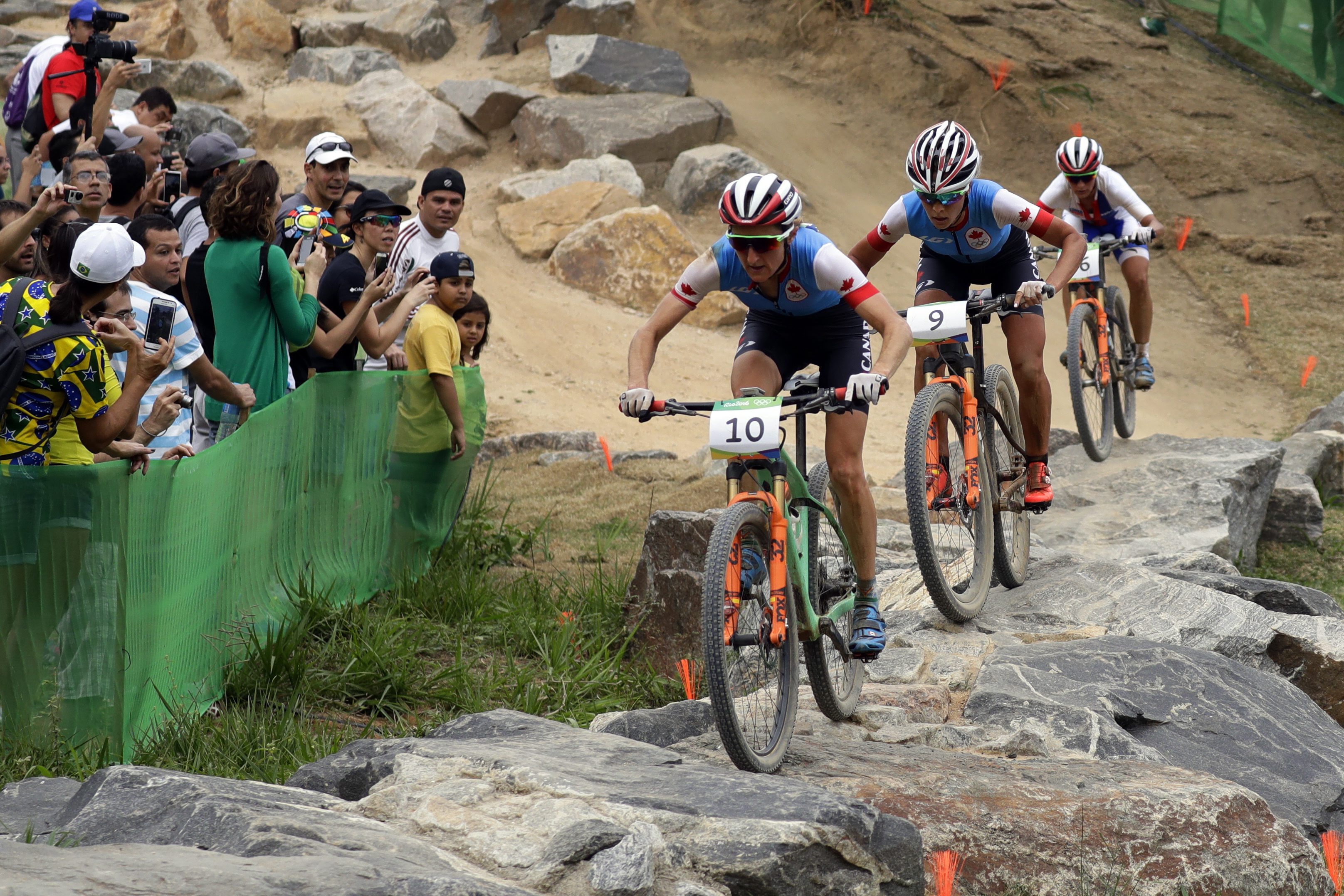 Les Canadiennes Catharine Pendrel remporte le bronze olympique en vélo de montagne samedi le 20 août 2016 à Rio de Janeiro, Brésil. (AP Photo/Pavel Golovkin)