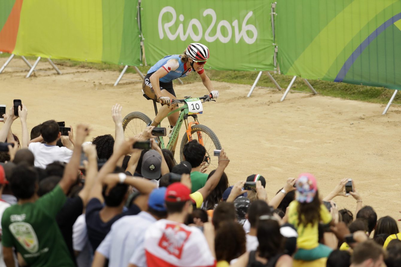 Les partisans encouragent la Canadienne Catharine Pendrel en vélo de montagne samedi le 20 août 2016 à Rio de Janeiro, Brésil. (AP Photo/Victor R. Caivano)