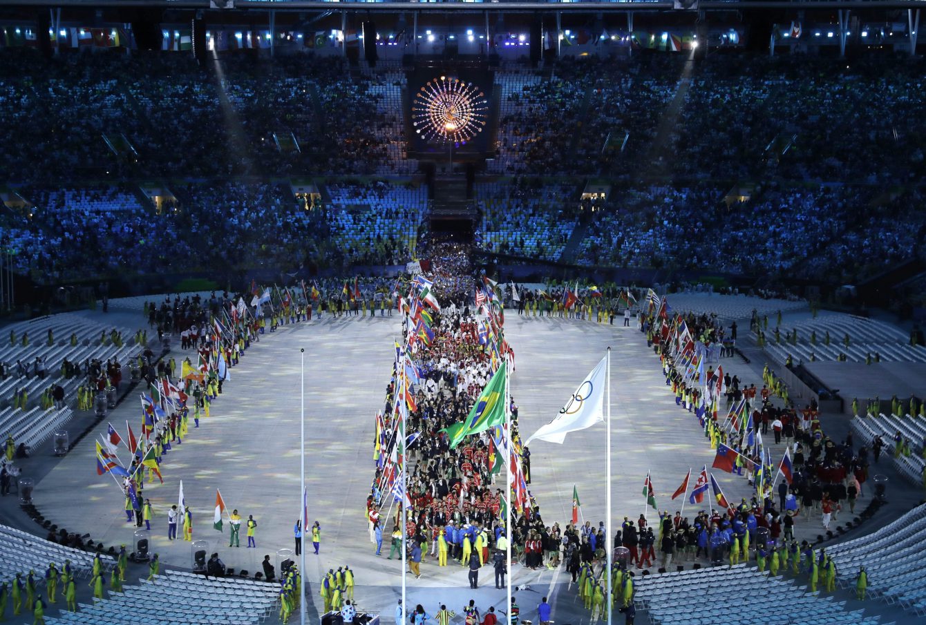 La parade des athlètes lors de leur entrée au Stade Maracana à la cérémonie de clôture des Jeux olympiques de 2016, à Rio. (AP Photo/Charlie Riedel)