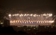 Les feux d'artifices au Stade Maracana lors de la cérémonie de clôture des Jeux olympiques de 2016, à Rio. (AP Photo/Leo Correa)