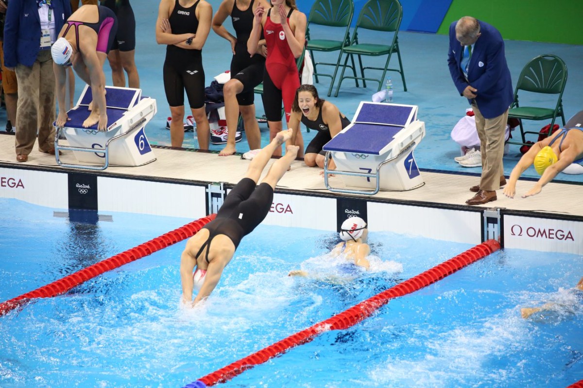 Le quatuor formé de Katerine Savard, Taylor Ruck, Brittany MacLean et Penny Oleksiak obtient le bronze au relais féminin 4x200 m aux Jeux olympiques de Rio, le 10 août 2016. (COC / Steve Boudreau)