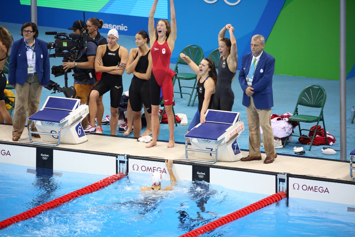 Le quatuor formé de Katerine Savard, Taylor Ruck, Brittany MacLean et Penny Oleksiak obtient le bronze au relais féminin 4x200 m aux Jeux olympiques de Rio, le 10 août 2016. (COC / Steve Boudreau)