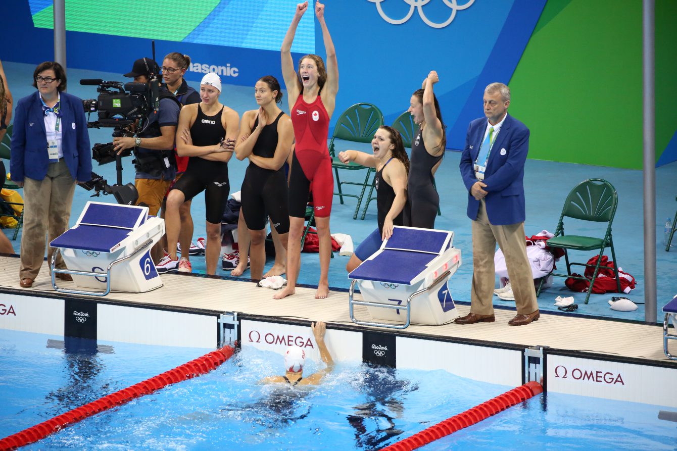 Le quatuor formé de Katerine Savard, Taylor Ruck, Brittany MacLean et Penny Oleksiak obtient le bronze au relais féminin 4x200 m aux Jeux olympiques de Rio, le 10 août 2016. (COC / Steve Boudreau)