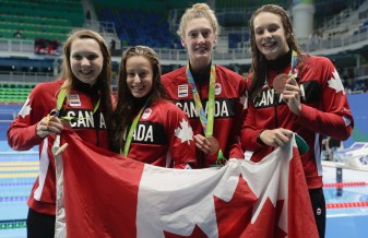 Le quatuor formé de Katerine Savard, Taylor Ruck, Brittany MacLean et Penny Oleksiak obtient le bronze au relais féminin 4x200 m aux Jeux olympiques de Rio, le 10 août 2016. (COC / Steve Boudreau)